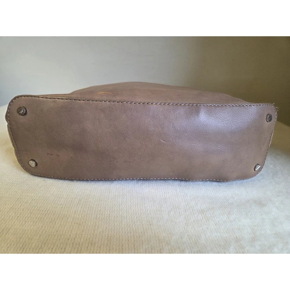 TORY BURCH Tan Beige Soft Leather Slouch Hobo Handbag Logo‎ Metal Accents